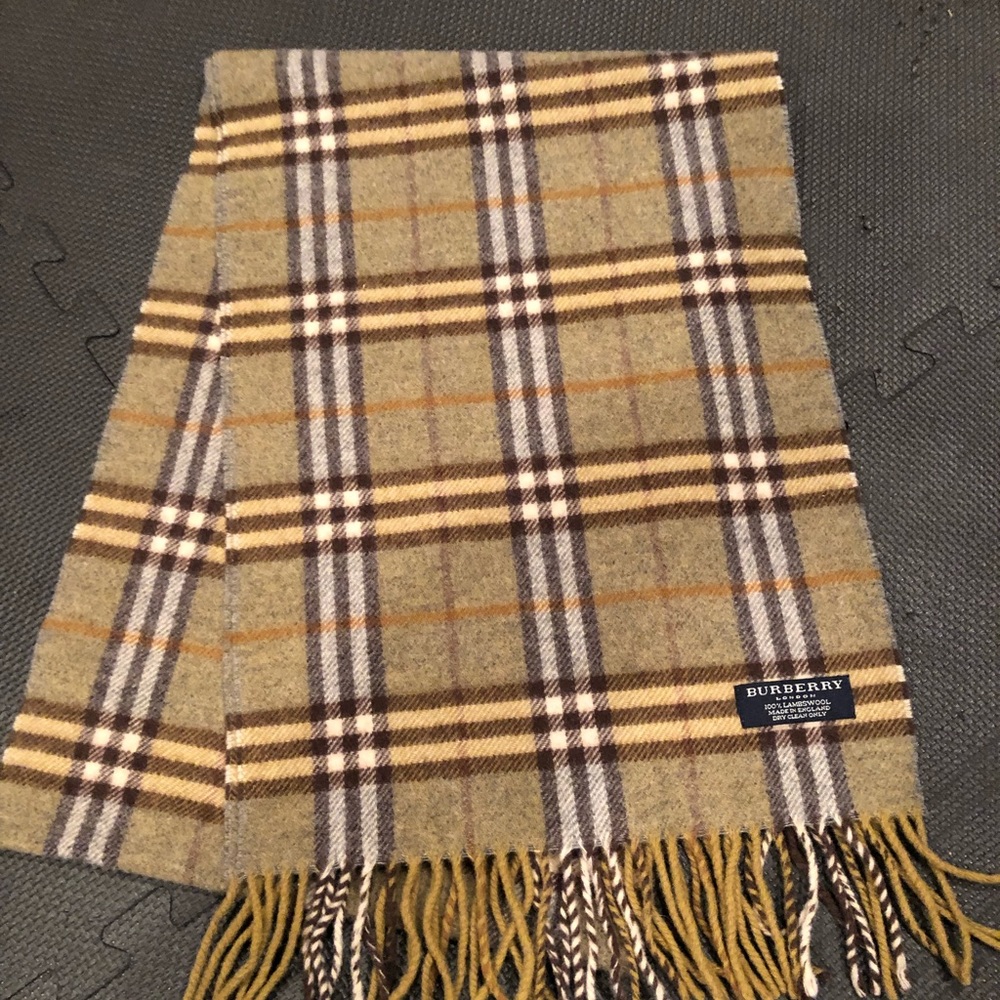 VINTAGE AUTHENTIC CHECK BURBERRY WOOL SCARF. Used once
